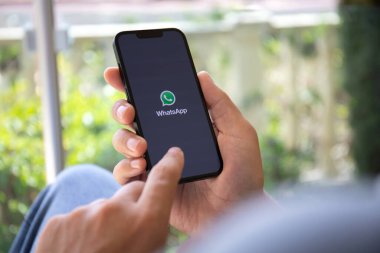 Alanya, Türkiye - 20 Eylül 2022: Apple iPhone 14 'ü sosyal ağ hizmet kuryesi WhatsApp ile tutan adam ekranda.