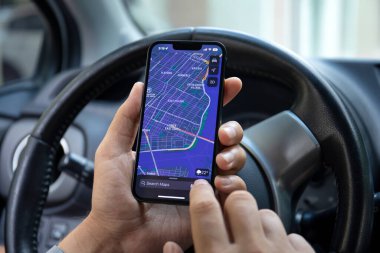 Alanya, Türkiye - 22 Eylül 2022: Elma Haritaları ile Apple iPhone 14 'ü tutan insan elleri. iPhone, Apple Haritalar ve Otomobil Oyunu Apple Inc..