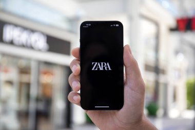 Alanya, Türkiye - 27 Eylül 2022: Ekranda İnternet alışverişi ZARA ile Apple iPhone 14 'ü tutan adam.