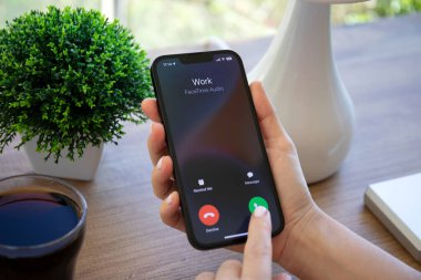 Alanya, Türkiye - 11 Ekim 2022: Elma iPhone 14 Graphite 'i tutan kadın ekranda Çağrı Çalışması ile birlikte. iPhone 14 Apple tarafından oluşturuldu ve geliştirildi..