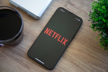 Alanya, Türkiye - 11 Ekim 2022: Apple iPhone 14 ve çok uluslu eğlence şirketi Netflix ekranda yayın yapan medya ve video sunuyor.
