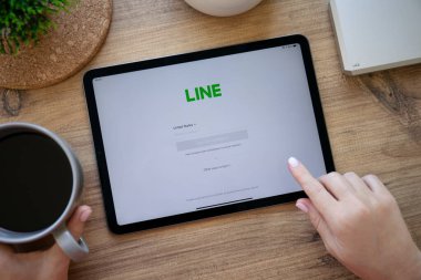 Alanya, Türkiye - 20 Ekim 2022: Kadın ekranda sosyal ağ hizmeti hattı ile Apple iPad Air Gray 'i uzattı