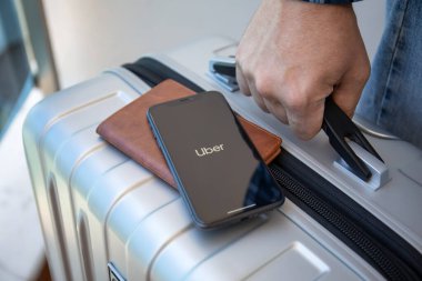 Alanya, Türkiye - 23 Mayıs 2020: Apple iPhone 11 ve ekranda Taksi Uber uygulaması. iPhone 11 Apple tarafından oluşturuldu ve geliştirildi..