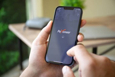 Alanya, Türkiye - 9 Haziran 2022: Apple iPhone 13 'ü elinde tutan ve ekranda hizmet sunan adam. iPhone 13 Apple tarafından oluşturuldu ve geliştirildi..