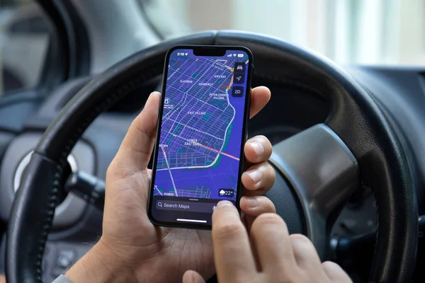 土耳其阿拉亚 2022年9月22日 人类手牵着苹果Iphone 屏幕上有苹果地图 Iphone Apple Maps和Car Play是由Apple Inc创建和开发的 — 图库照片
