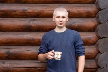 Odunluğun arka planında beyaz saçlı Yang bir adam.