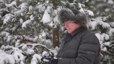 Neşeli yaşlı adam operatöre kartopu atıyor.