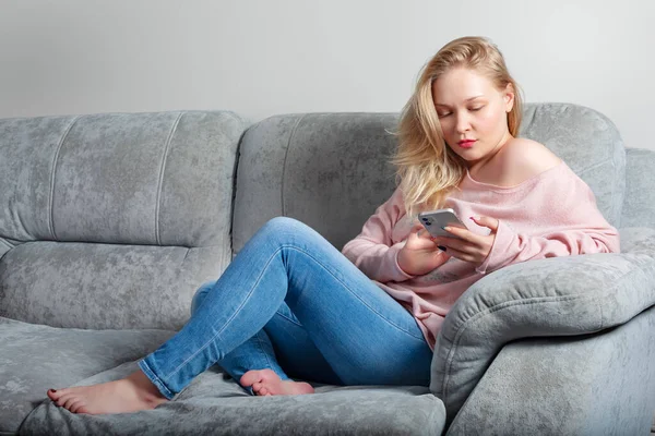 Blondes Mädchen mit Smartphone in der Hand — Stockfoto