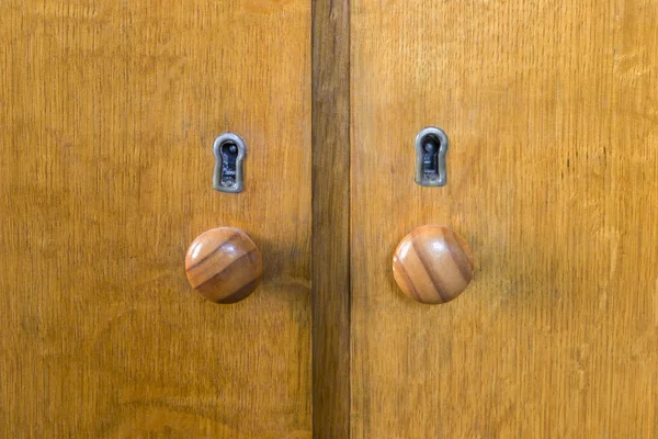 Due maniglie e fori di serratura in legno — Foto Stock