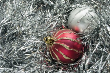 İki Noel topları tinsel üzerinde