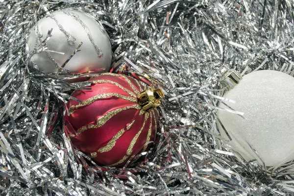 Weihnachtskugeln in Lametta — Stockfoto