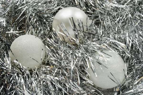Bolas blancas en oropel —  Fotos de Stock