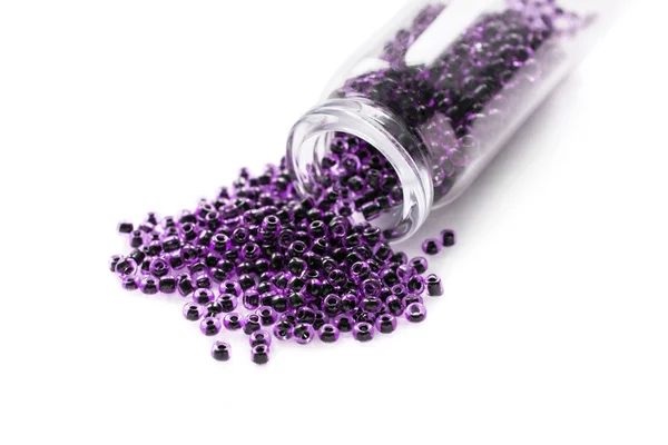 Cuentas violetas derramadas — Foto de Stock