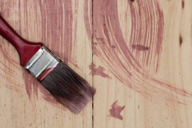 Ahşap arkaplanda boya fırçası araçları.