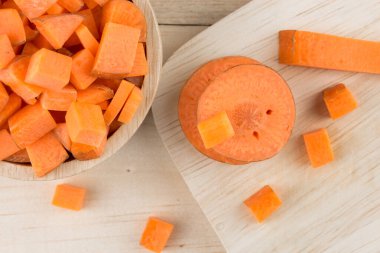 Ahşap arka planda havuç dilimi