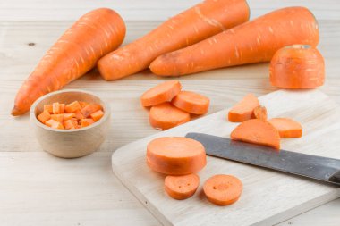 Tahta üzerinde havuç ve bıçak..