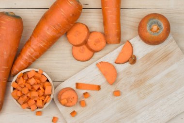 Ahşap arka planda havuç dilimi