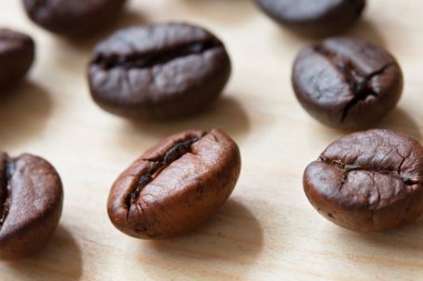 yakın plan kahve çekirdekleri ahşap masada..