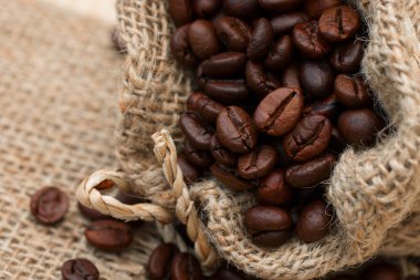 Kahve poşetinde kahve çekirdekleri
