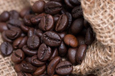 Kahve poşetinde kahve çekirdekleri