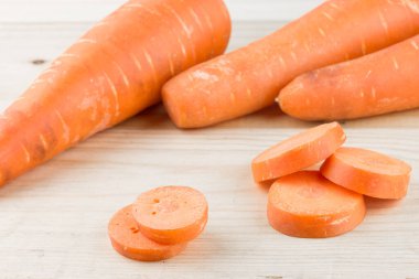 Kesme tahtasında havuç dilimi.