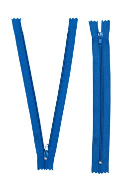 Beyaz arkaplanda mavi fermuarlar izole edildi.