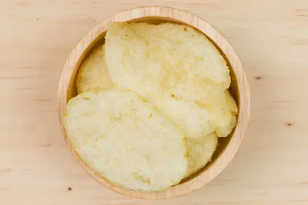 Kartoffelchips Holzbecher Auf Holztisch — Stockfoto