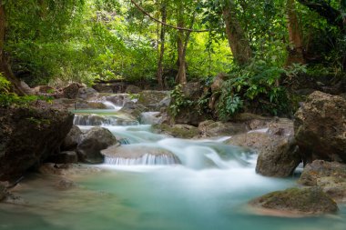 Güzel şelale - Erawan Şelalesi Kanchanaburi, Tayland 'daki Erawan Ulusal Parkı' nda.