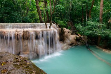 Güzel şelale - Erawan Şelalesi Kanchanaburi, Tayland 'daki Erawan Ulusal Parkı' nda.