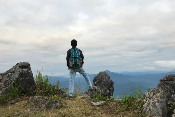 Man Standing Cliff Looking Valley Mountains Daylight — Stock Photo, Image