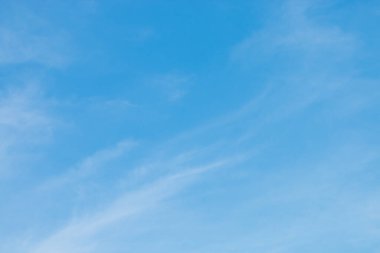 Bulutlu mavi gökyüzü arkaplanı.