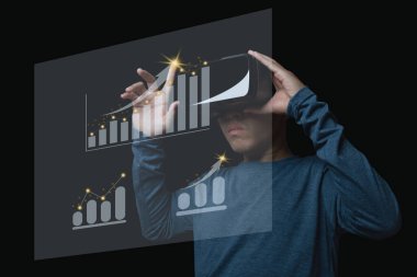 İş adamı sanal gerçeklik kulaklığı kullanıyor. Borsa Yatırım Fonları ve Dijital Varlıklar Borsası 'nın finansal verilerini analiz edin. Çevrimiçi teknoloji kavramı. 