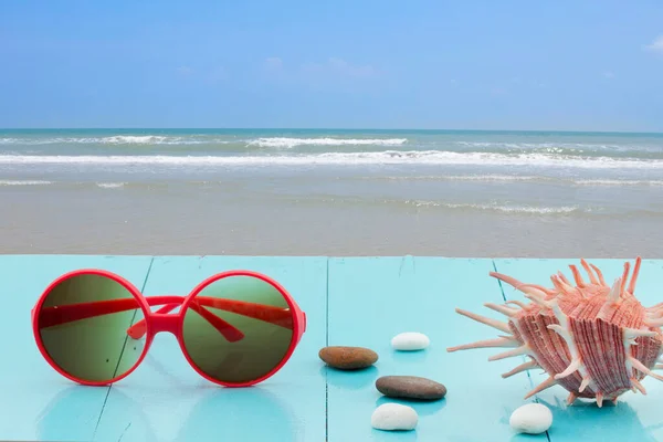 Sluneční Brýle Místo Dřevěném Stole Tropickým Mořem Pláží — Stock fotografie