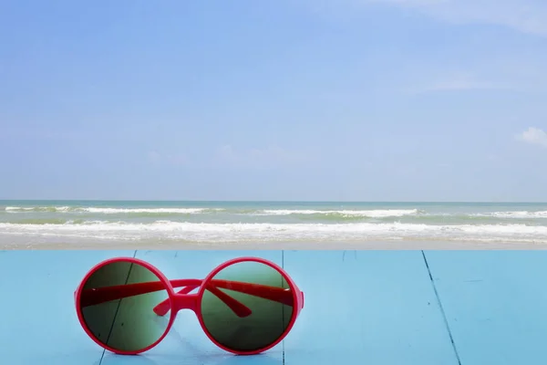 Posto Occhiali Sole Tavolo Legno Con Mare Tropicale Spiaggia — Foto Stock