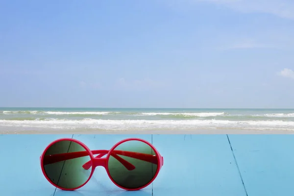 Lugar Gafas Sol Mesa Madera Con Mar Tropical Playa — Foto de Stock