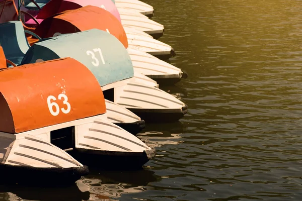 Gün Batımında Gölde Pedallı Tekneler Klasik Renk Tonu — Stok fotoğraf