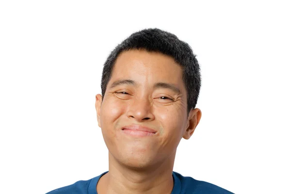 顔を閉じて若いアジアの男の白い背景に孤立笑みを浮かべて クリッピングパス — ストック写真