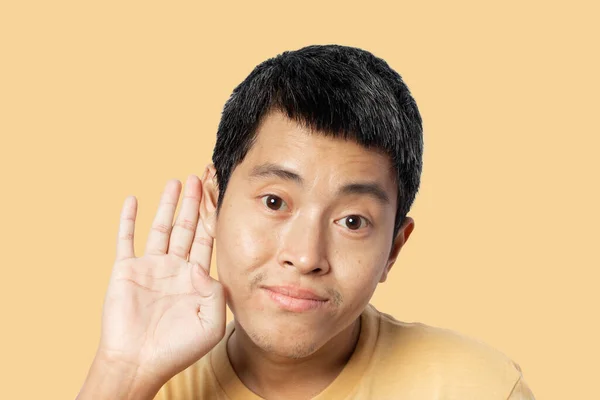Młody Człowiek Ręką Nad Uchem Słuchający Plotek Plotek Tajna Koncepcja — Zdjęcie stockowe
