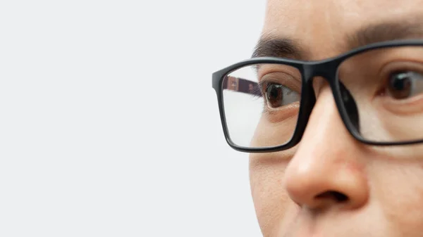 Retrato Joven Con Anteojos Aislados Sobre Fondo Blanco Espacio Copia — Foto de Stock