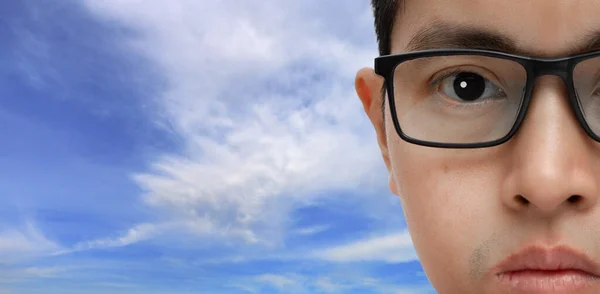 Portrait Young Man Wearing Eyeglasses Bleue Sky Background Copy Space —  Fotos de Stock