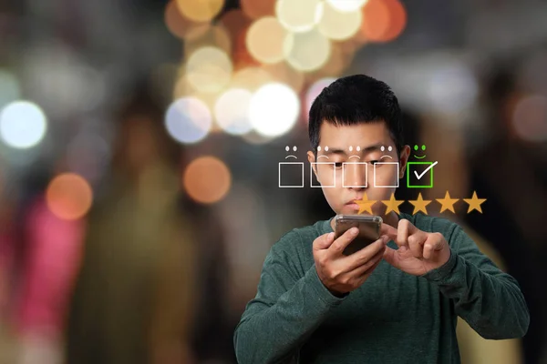 Asian Man Using Smartphone Customer Service Evaluation Satisfaction — Foto Stock
