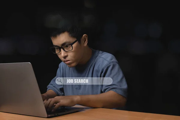 Joven Con Anteojos Navegando Computadora Portátil Búsqueda Empleo Concepto Búsqueda — Foto de Stock