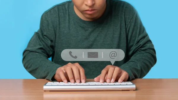 Joven Usando Teclado Inalámbrico Con Icono Teléfono Correo Dirección Servicio — Foto de Stock