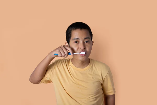 Ung Man Borsta Tänder Rengöring Tänder Isolerad Orange Studio Bakgrund — Stockfoto