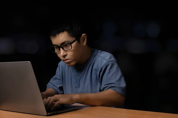 Ung Man Med Glasögon Bläddrar Sin Dator Laptop Hemma Arbete — Stockfoto