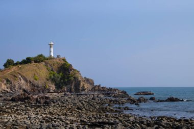 Uçurumun kenarındaki deniz feneri. Koh Lanta, Krabi, Tayland.