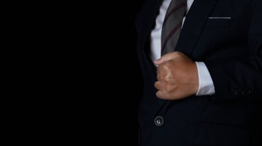 Siyah arka planda takım elbiseli bir iş adamı. Stüdyo fotokopi alanı.