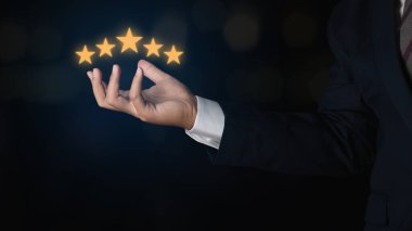 İşadamı beş yıldız gösteriyor. Hizmet derecesi, tatmin konsepti. Müşteri değerlendirmesi geri bildirimi mükemmel hizmet ve en iyi müşteri deneyimi.