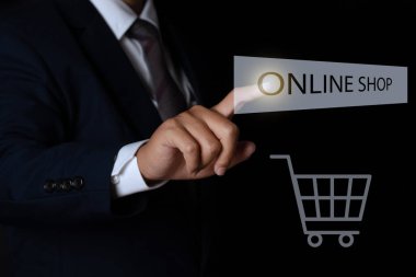 İşadamı online satış düğmesine basıyor. İnternet üzerinden e-ticaret işi kavramı. alışveriş çevrimiçi kavramı.