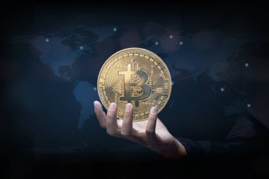 İnsan eli sanal para gösteriyor. Bitcoin kripto para birimi kavramı. Yeni sanal para biriminin dijital sembolü. 